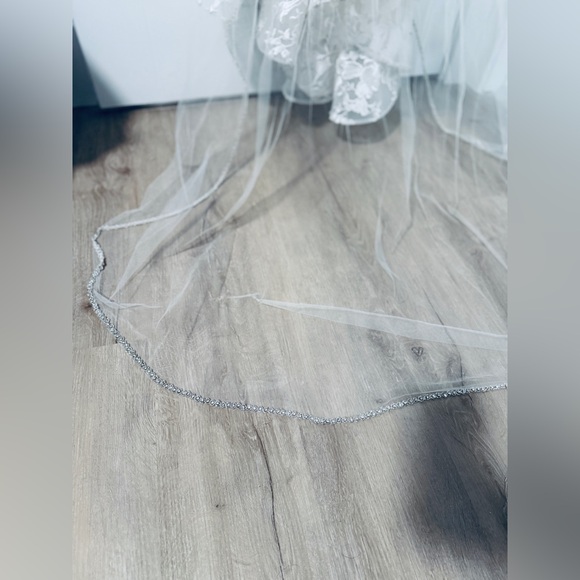 Stunning cathedral length angel cut veil. Only worn once & in like-new condition - Picture 1 of 9